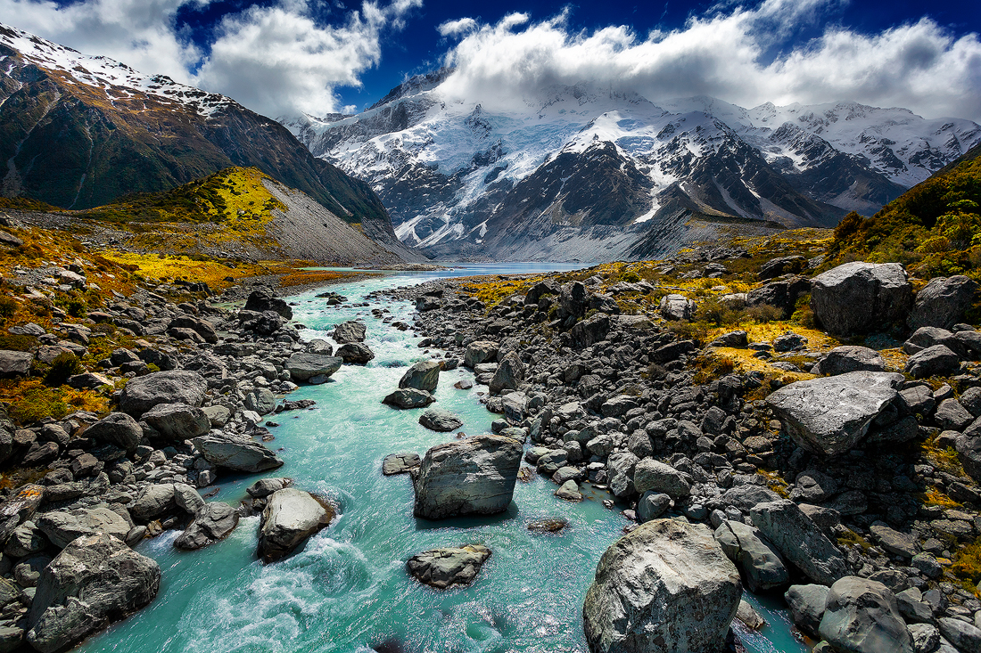 The first river crossing on the Hooker Valley hike towards Mount Cook